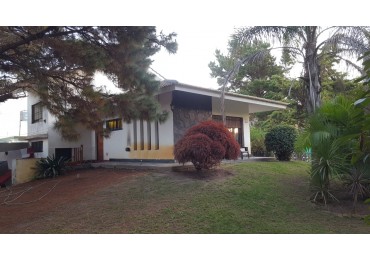 CASA SOLA EN LOTE SOBRE EL BOSQUE
